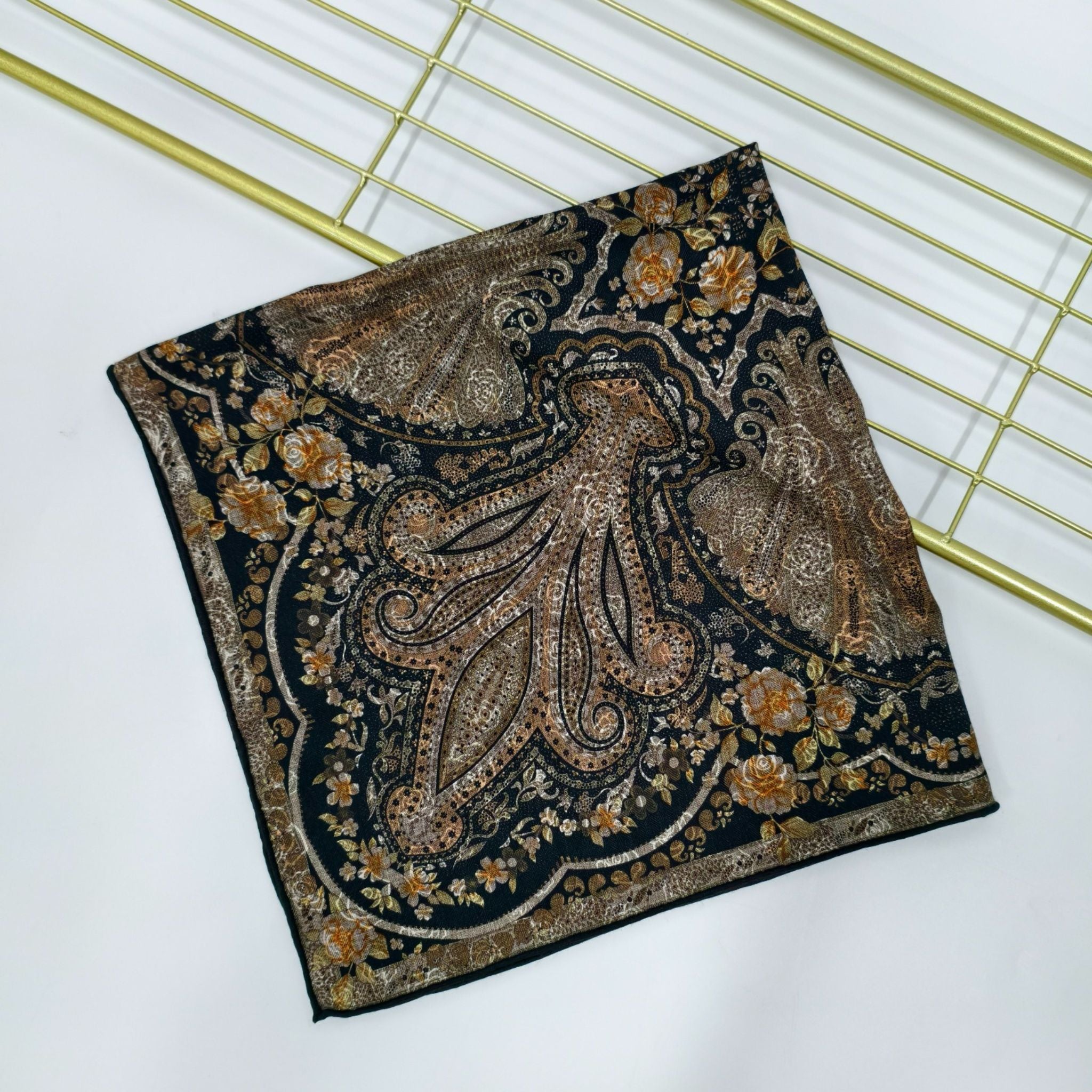 Sidenäsduk - Blå ränder | 68 CM