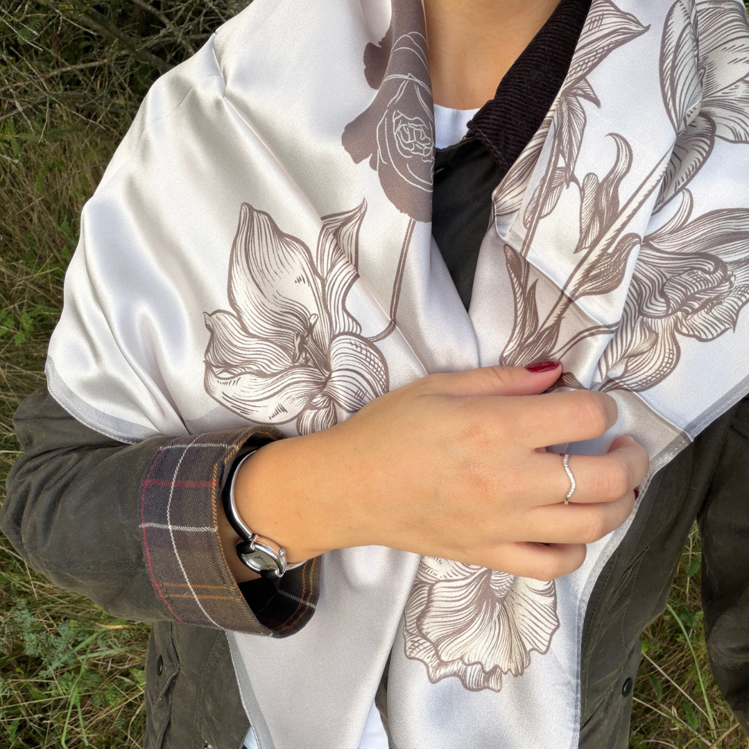 Sidenscarf | Grey Flowers | 90 CM