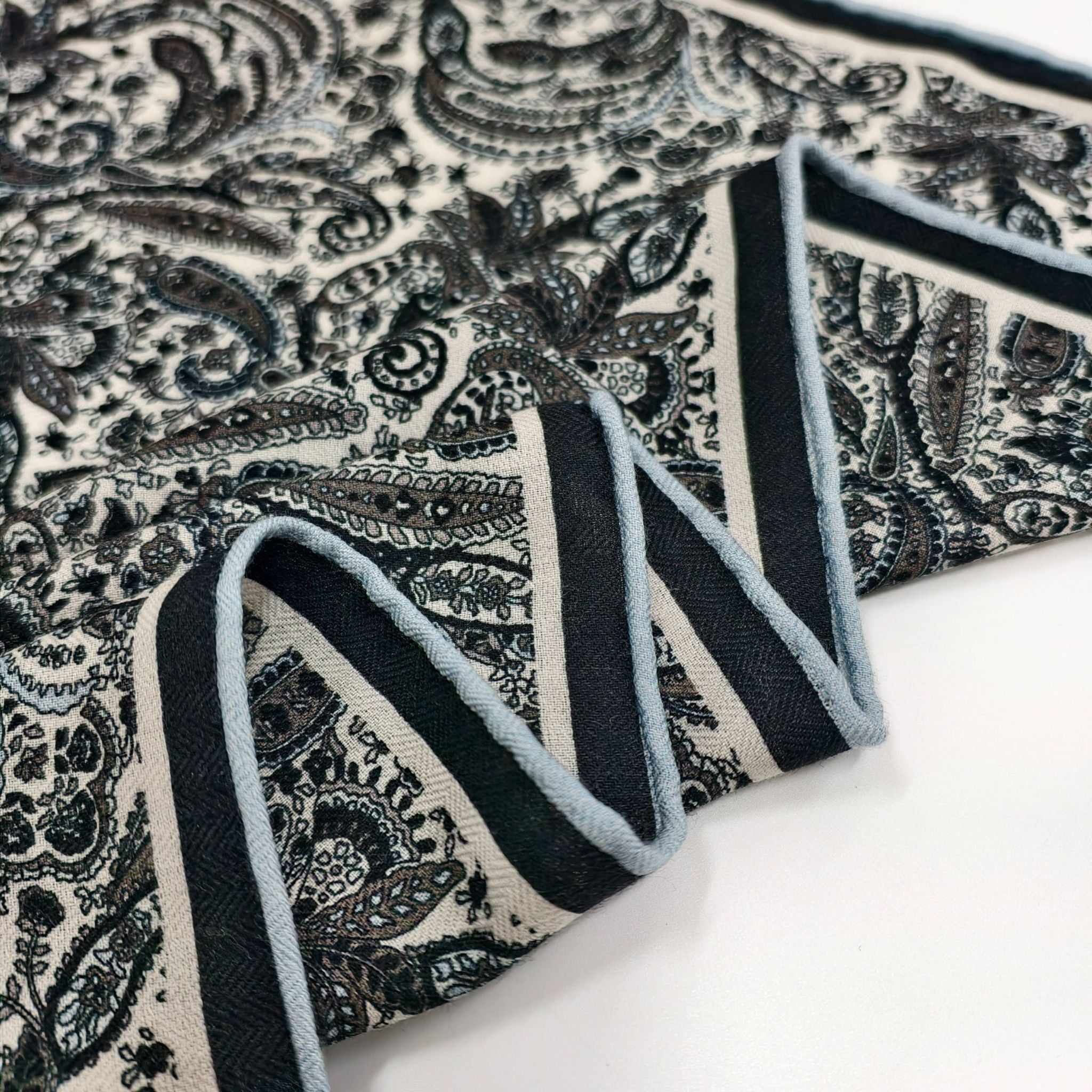 Sidenäsduk - Blå ränder | 68 CM