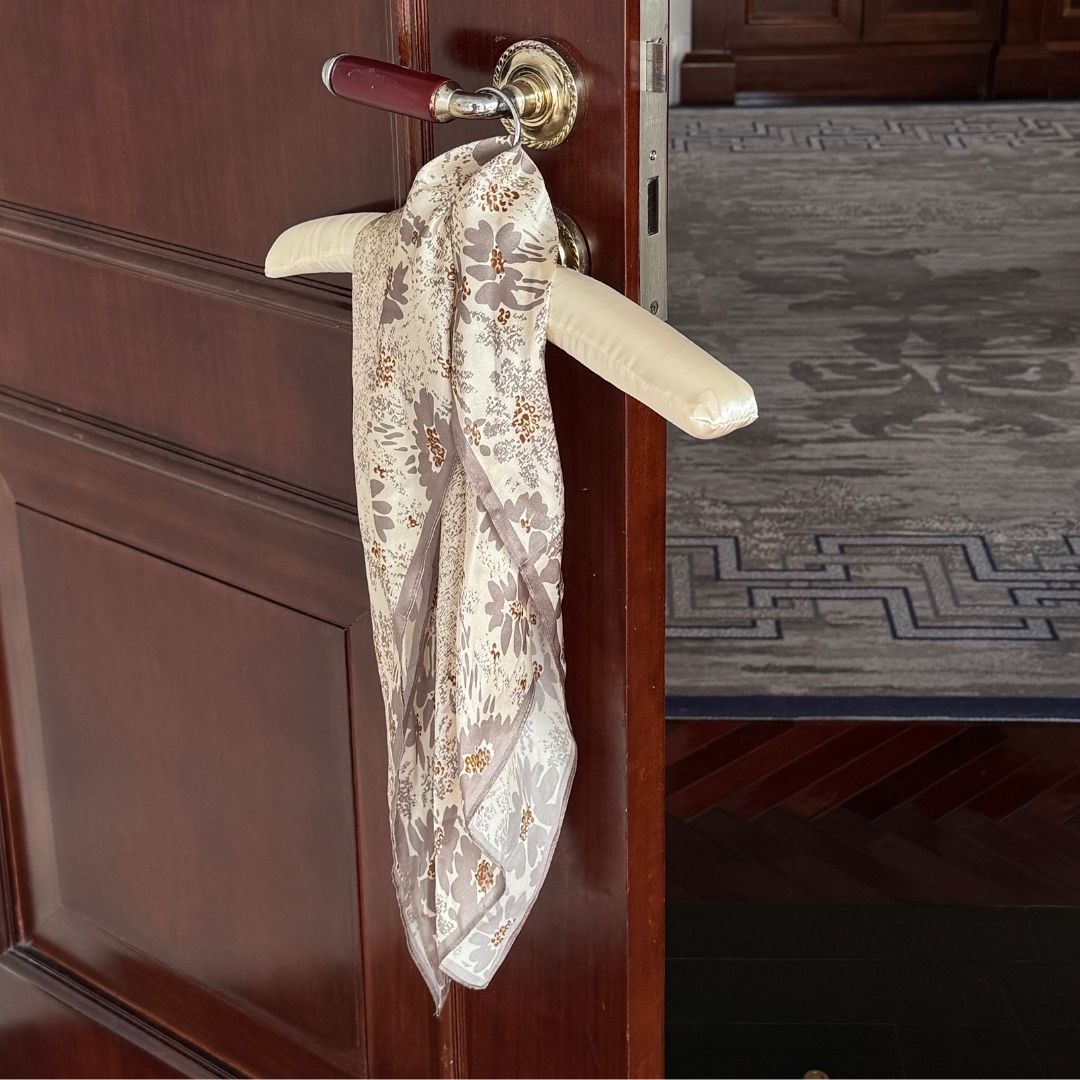 Sidenhalsduk - Grå Blommix | 68 CM