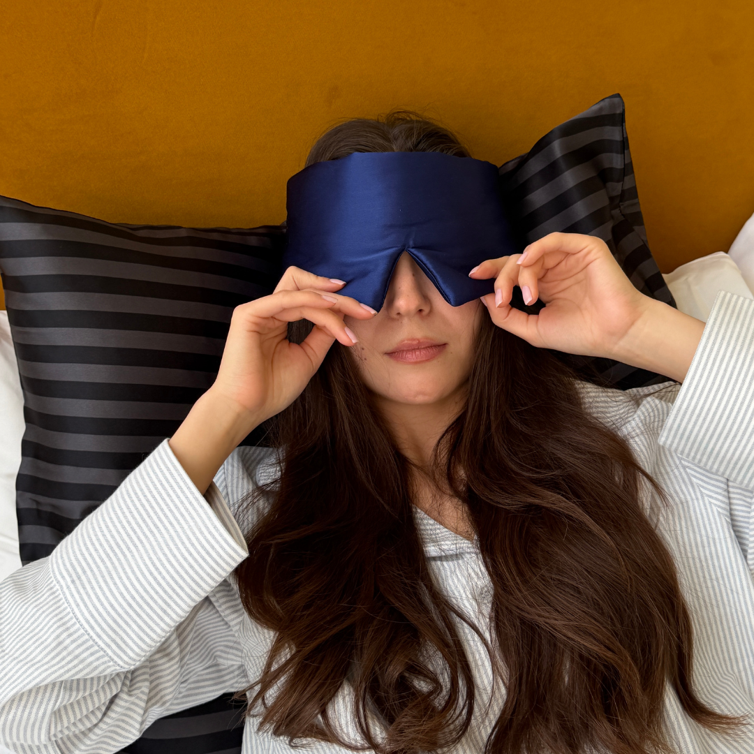 Cozy sovmask i siden | Marinblå