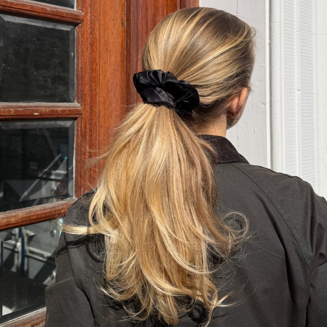 SIDEN SCRUNCHIE BIG - SVART