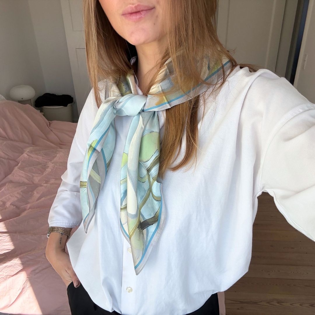 Sidenhalsduk | Light Blue Spring | 90 CM