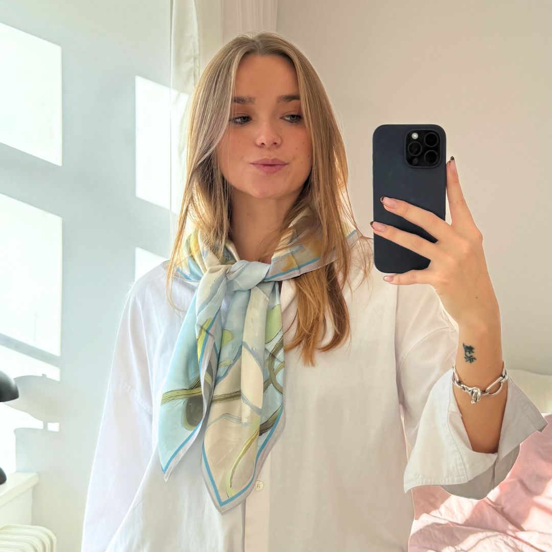Sidenhalsduk | Light Blue Spring | 90 CM