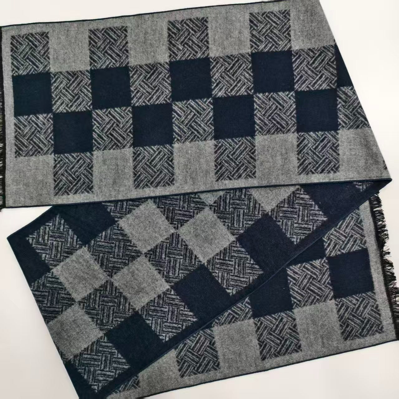 Borstad Sidenhalsduk – 100% Mulberry Siden | Djupblå Mosaik