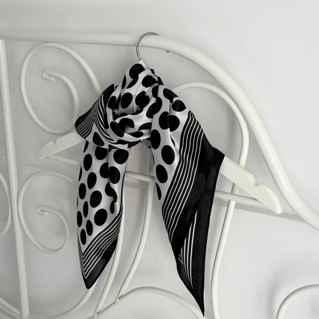 Sidenscarf | Black Dots  | 68 CM