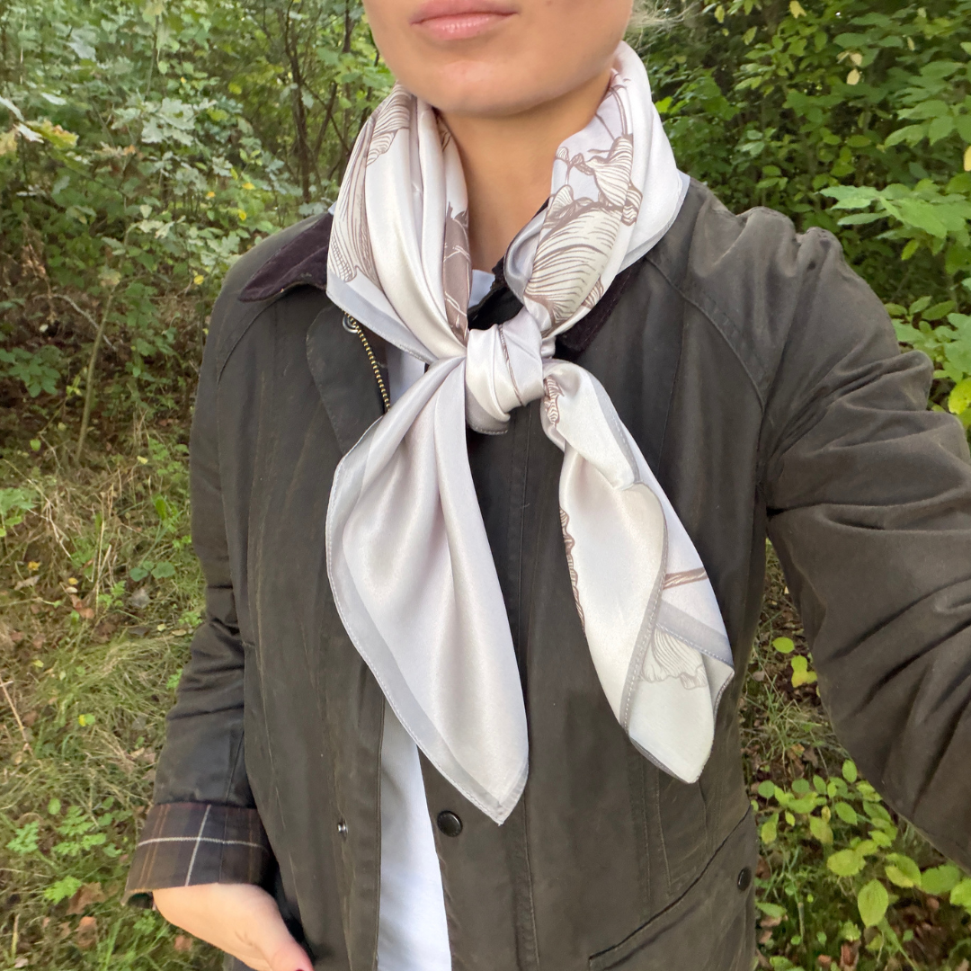 Sidenscarf | Grey Flowers | 90 CM