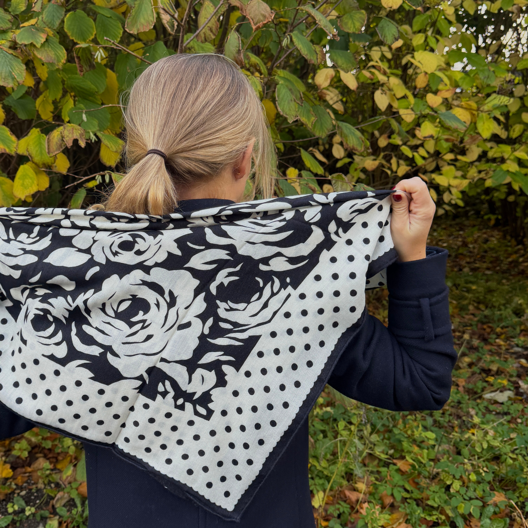 SilkWool-sjal – 70% ull / 30% mullbärssilke | Noir Bloom