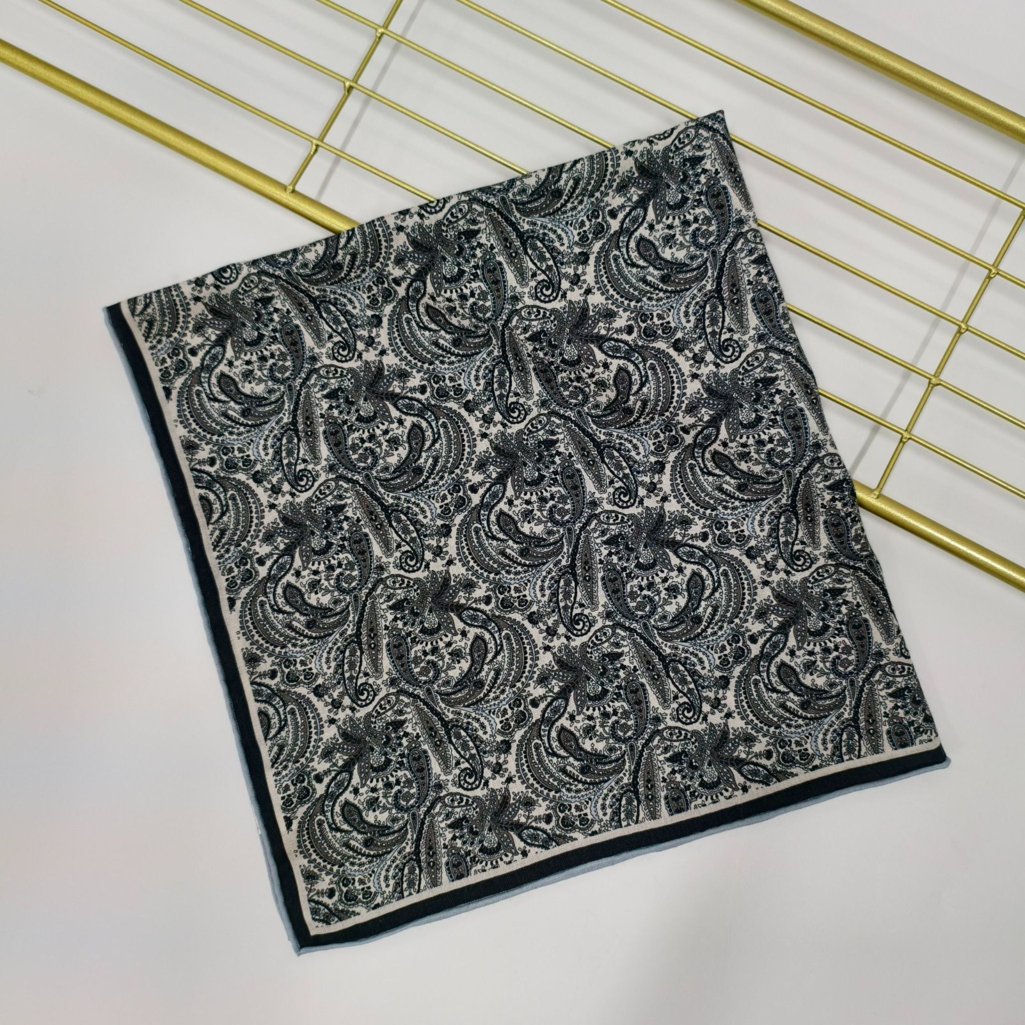 Sidenäsduk - Blå ränder | 68 CM