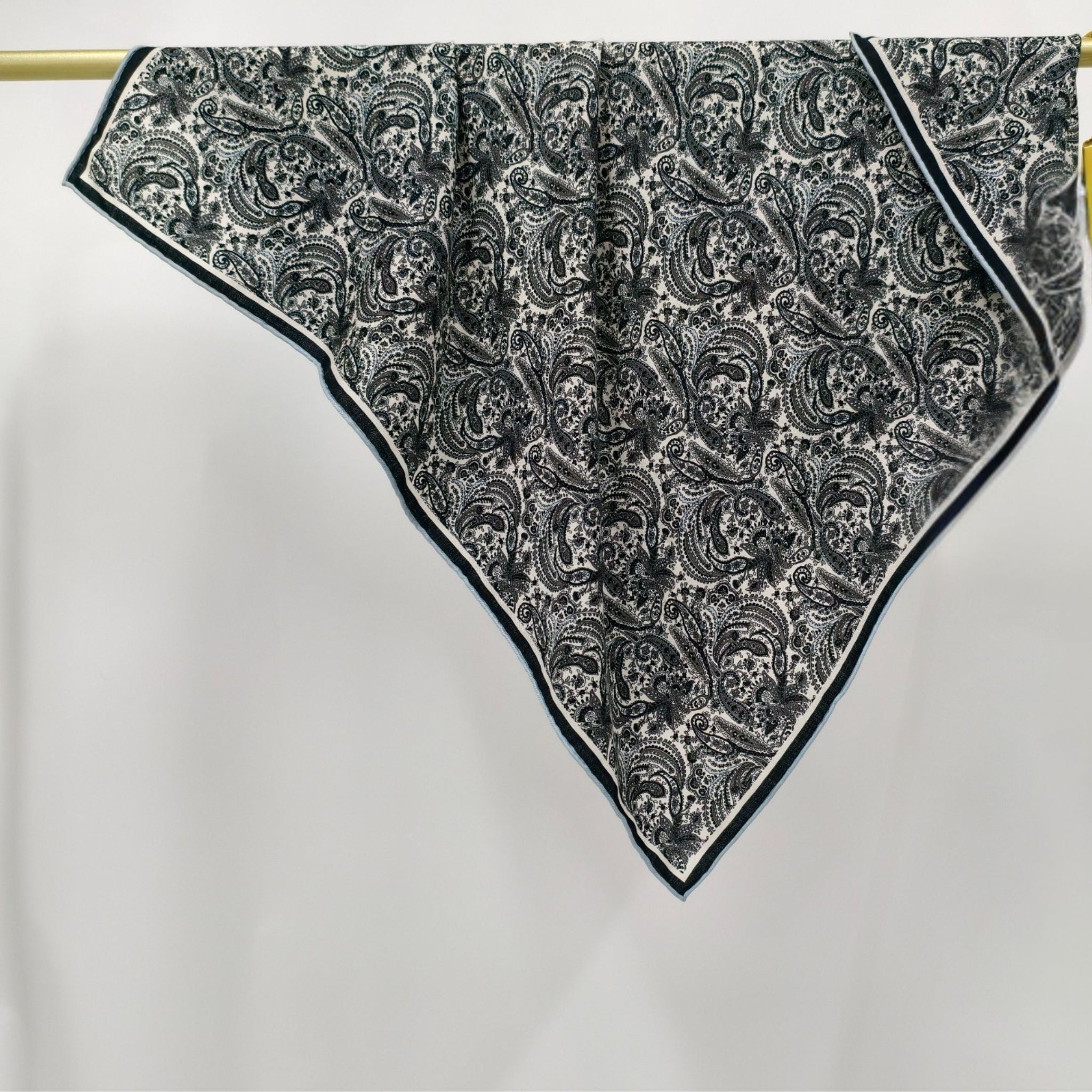 Sidenäsduk - Blå ränder | 68 CM