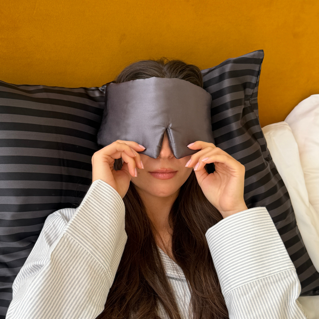 Cozy sovmask i siden | Mörkgrå