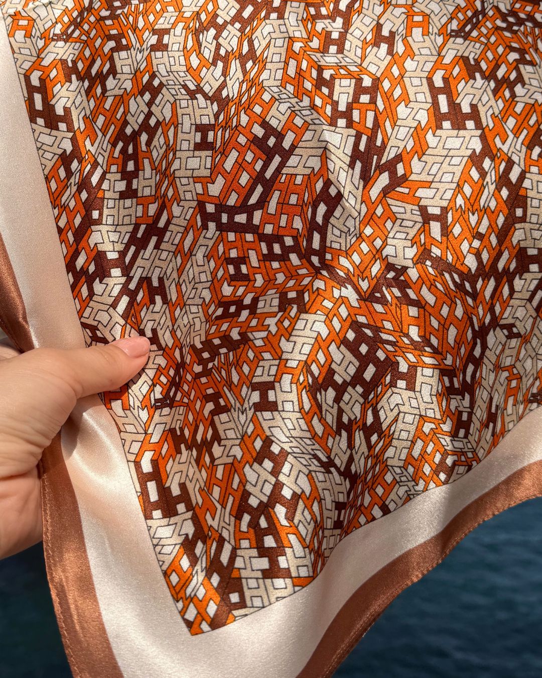 Sidensjal | Orange Pattern | 68 CM