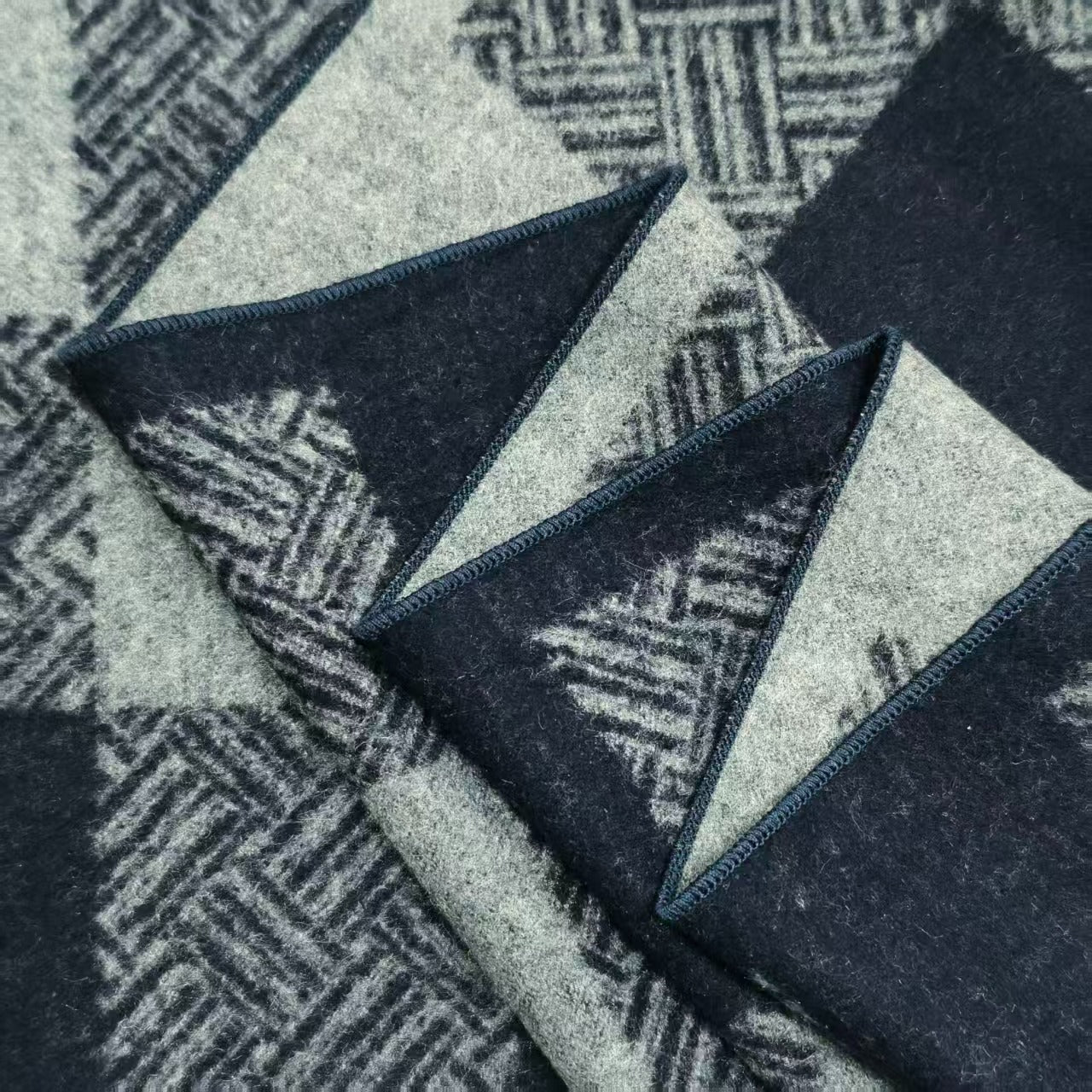 Borstad Sidenhalsduk – 100% Mulberry Siden | Djupblå Mosaik